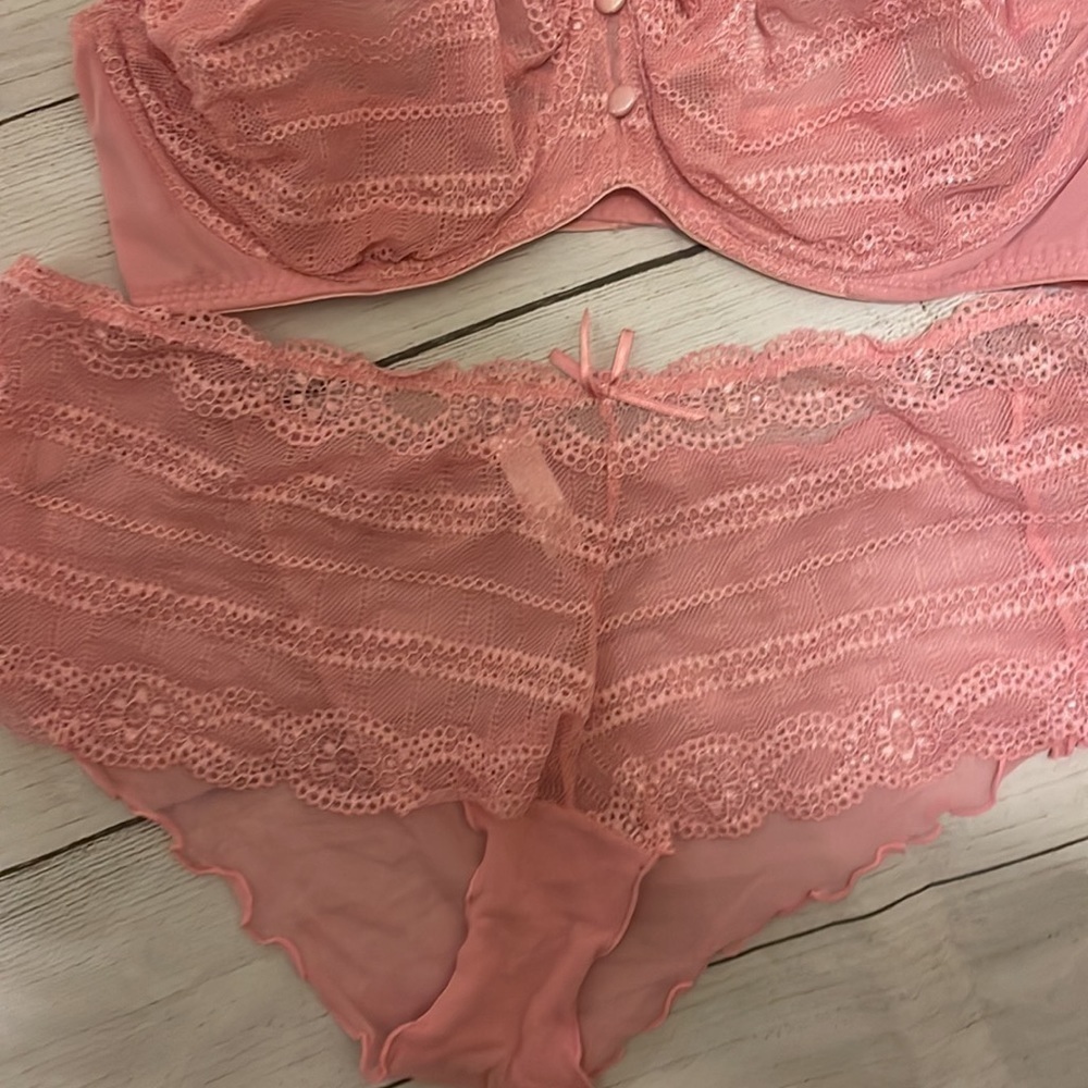 NWOT Victorias Secret bra w/coordinating panty. Sizes 38D and XL.​​​​ - Picture 3 of 11